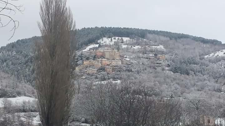 Appartamento Castello Di Cammoro Sellano Exterior foto