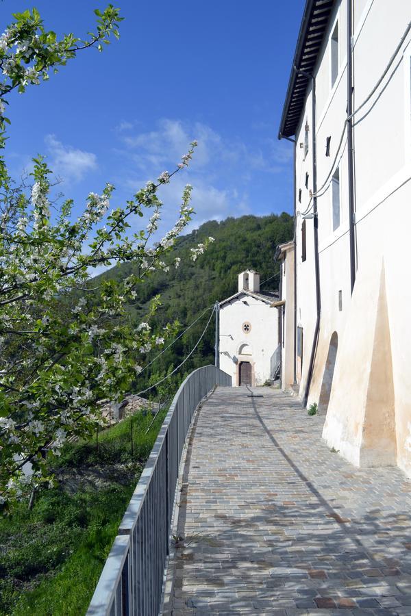 Appartamento Castello Di Cammoro Sellano Exterior foto