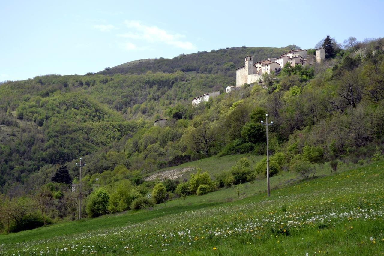 Appartamento Castello Di Cammoro Sellano Exterior foto